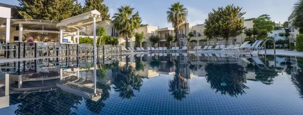 piscine extérieure avec transats et palmiers