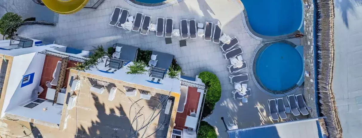 vue en hauteur des piscines et des transats