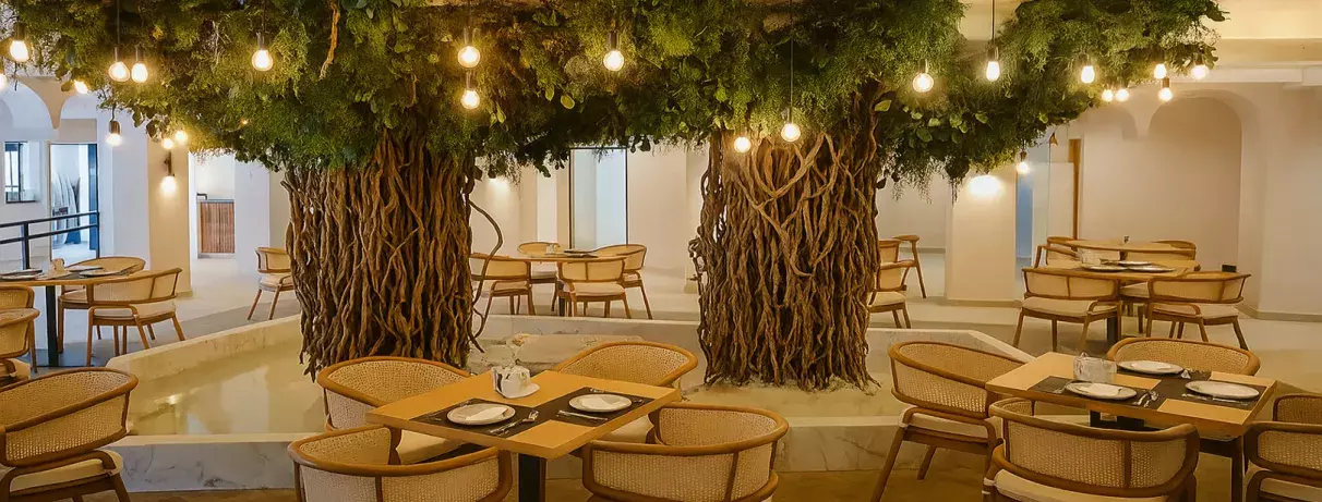 salle de restaurant avec décorations en bois et plantes