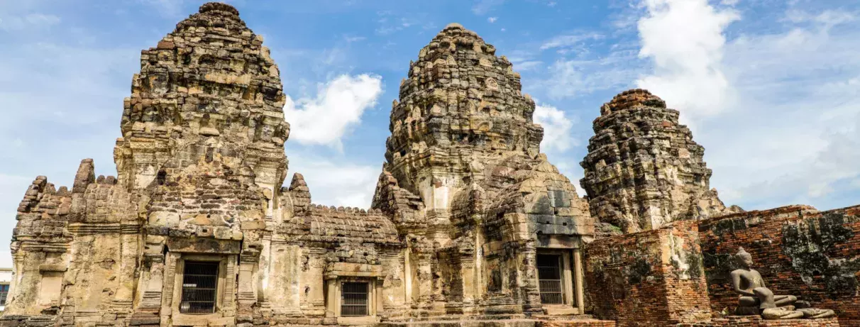 ancien temple avec de l'herbe autour