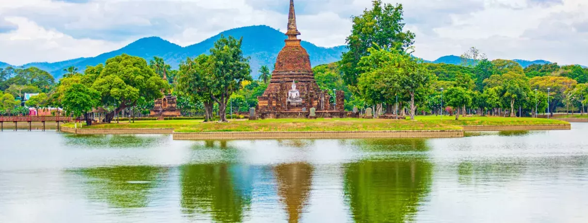 temple vue de loin avec de la végétations et une rivière qui l'entourne