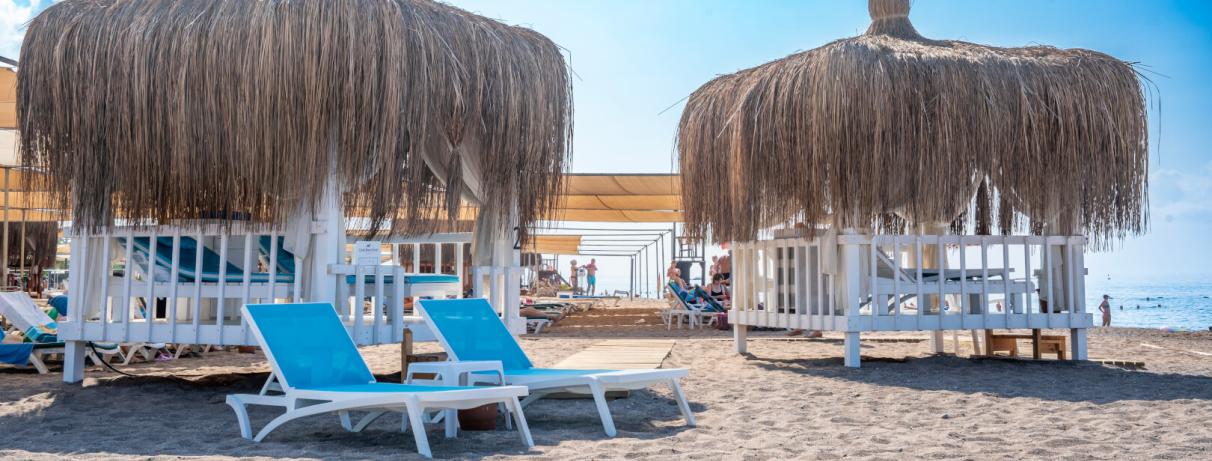 plage avec transats et parasols 