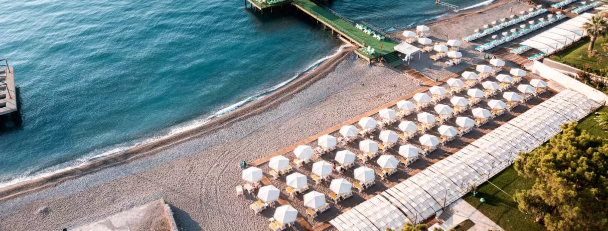 vue de la mer et de la plage avec transats et parasols 