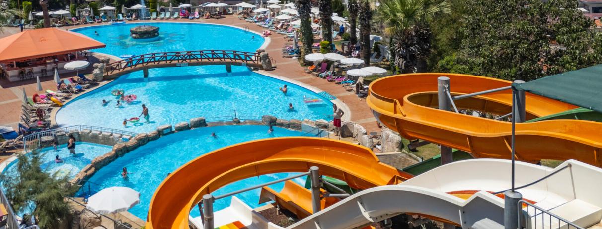 vue d'ensemble piscine avec toboggans