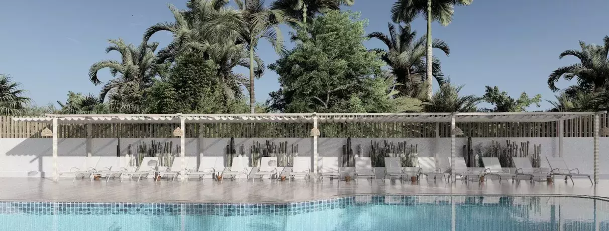 piscine extérieure avec transats alignés face à un mur blanc