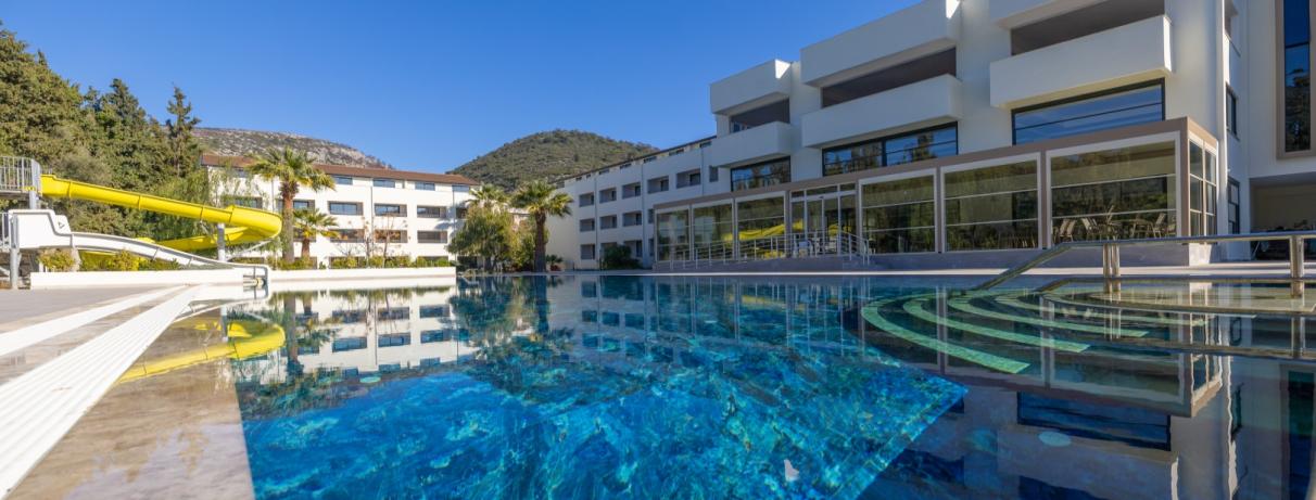 piscine avec toboggans 