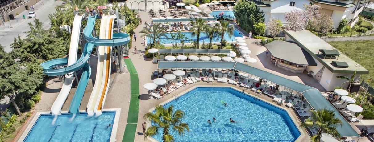 vue aérienne de près des piscines extérieurs de l'hôtel