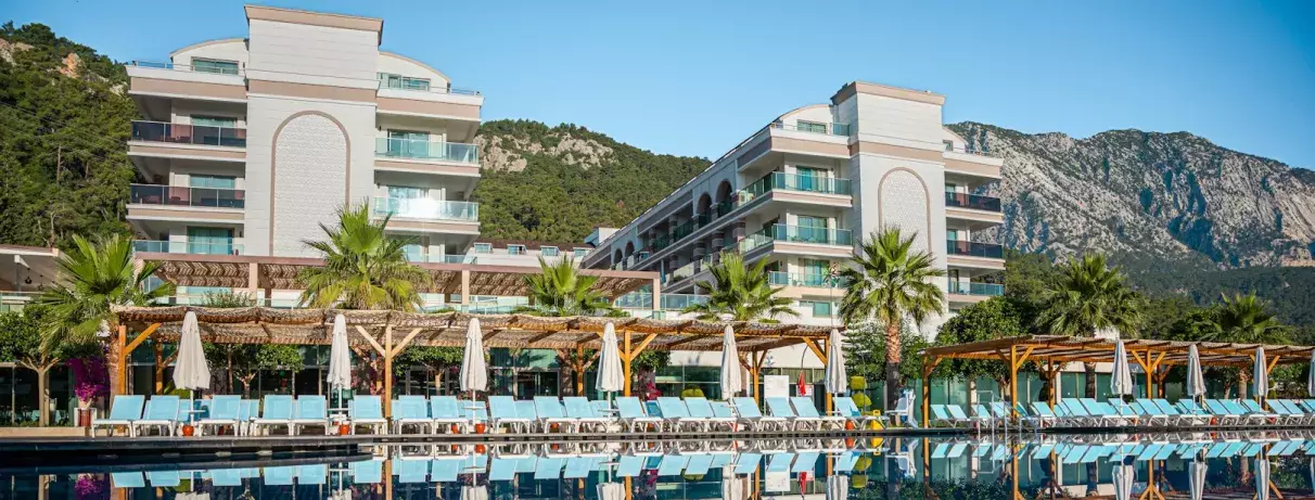 vue de l'hôtel avec piscine extérieur et transats et parasols