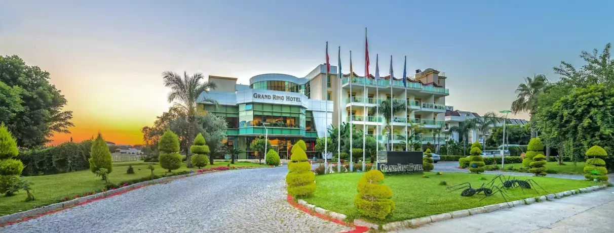 vue du devant de l'hôtel avec végétations