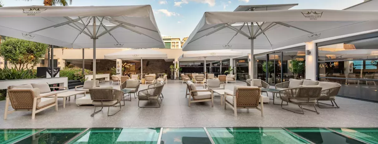 bar de la piscine avec fauteuils 