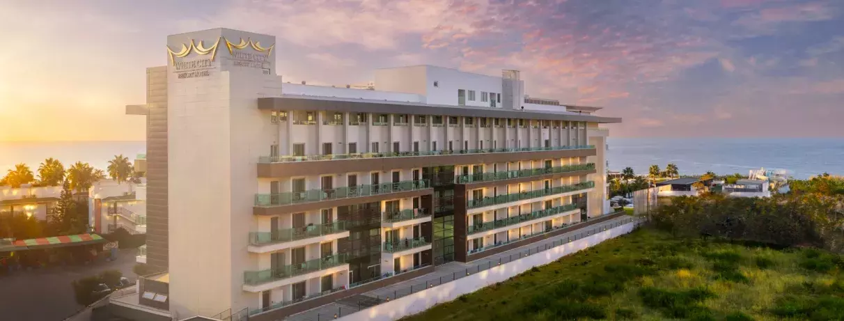 vue en hauteur de la façade de l'hôtel