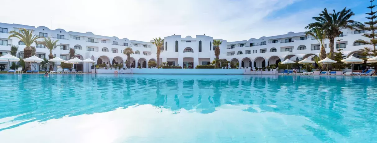 vue piscine et façade de l'hôtel palm azur djerba