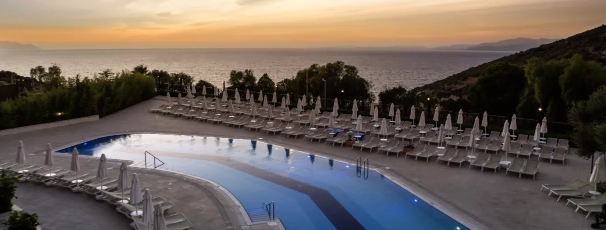 piscine extérieure avec couché de soleil 