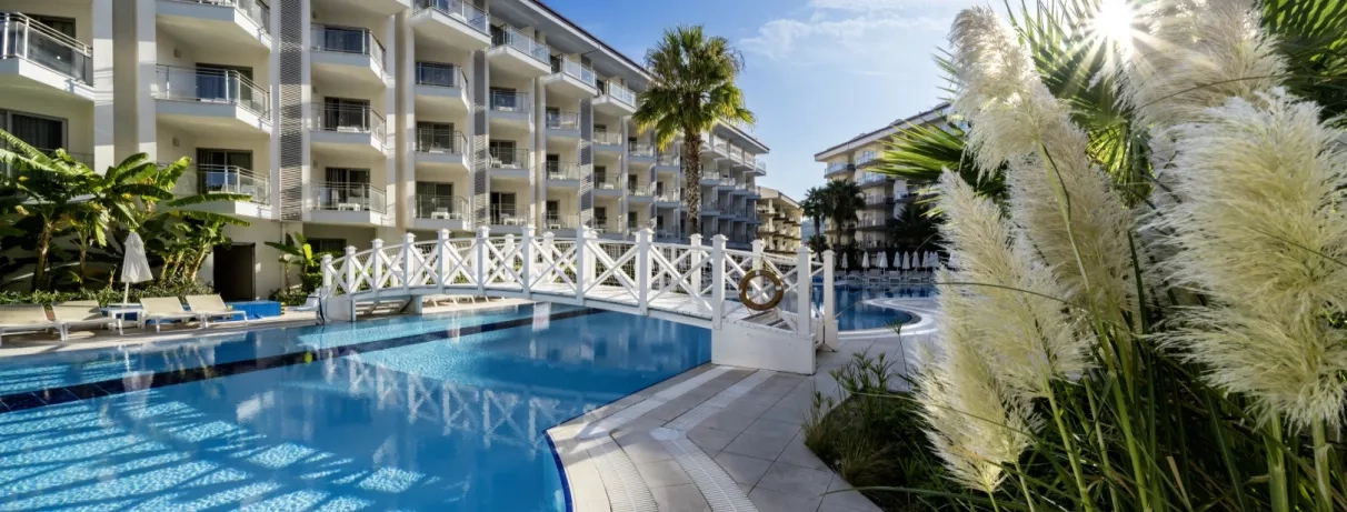 piscine extérieure avec détail de fleur 