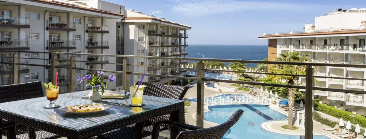 petite table en terrasse avec vue sur la piscine 