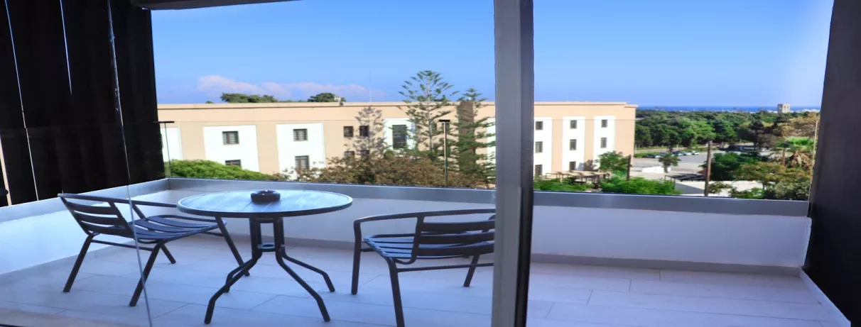 terrasse de la chambre avec deux chaises et une vue sur mer