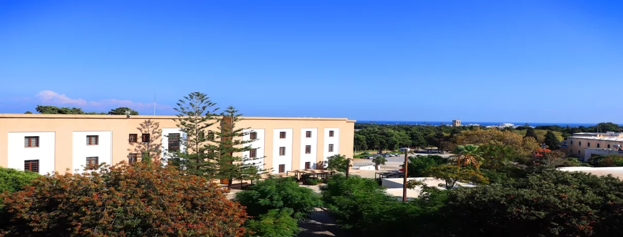 Vue bâtiment, ciel bleu, mer, soleil, balcon 