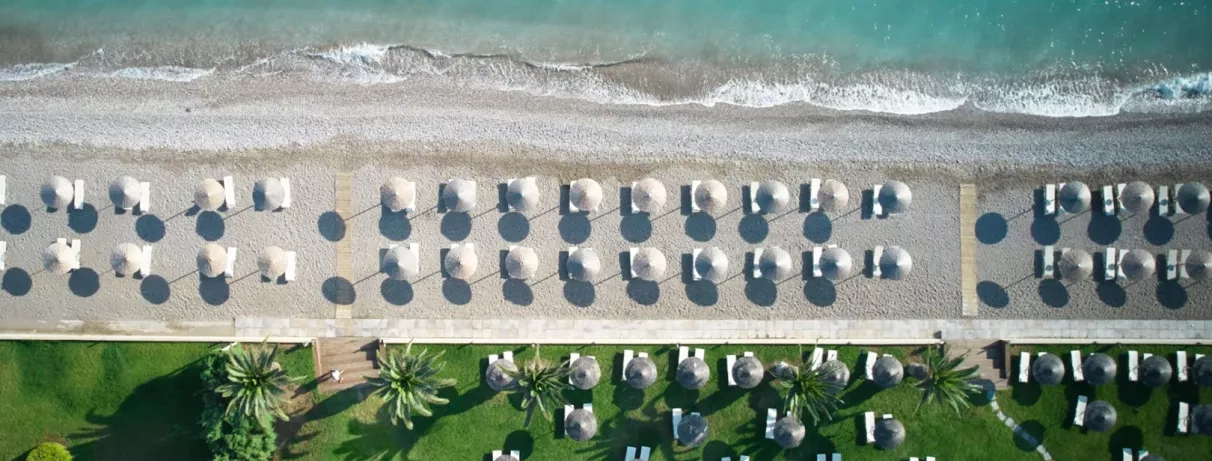 Plage, sable doré, transats, parasols, bord de mer, jardin