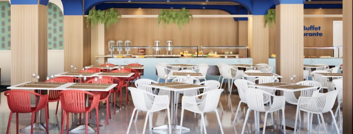 Vue d'ensemble sur le restaurant buffet du petit-déjeuner avec des tables et des chaises rouges et banches. 