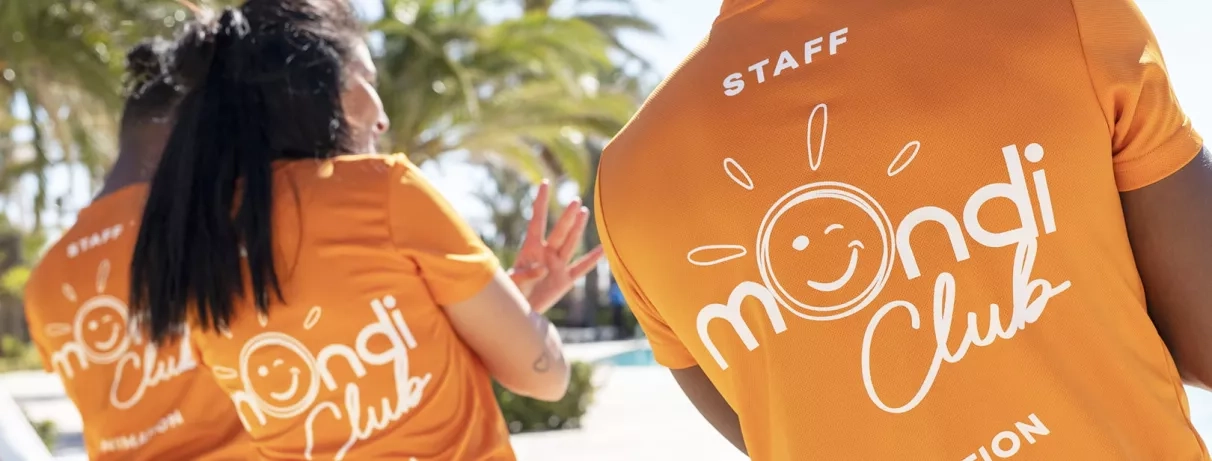 Animateurs francophones mondi club vue de dos avec leur tee-shirt orange