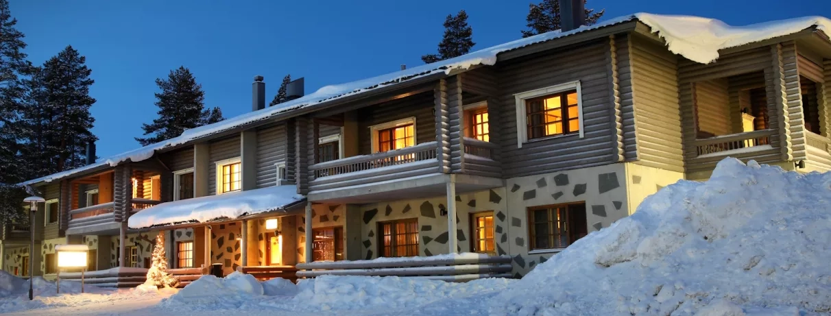 façade enneigée de l'hôtel levi spa en laponie finlandaise