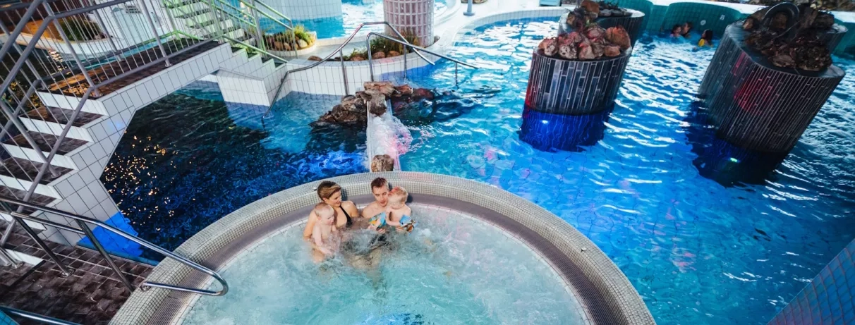 famille profitant du jacuzzi bain à remous au spa de l'hôtel Levi Spa en laponie finlandaise