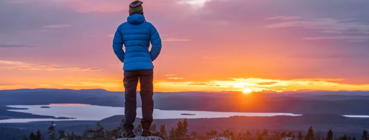 homme contemplant le soleil de minuit en été en laponie finlandaise à levi lors d'un séjour au levi spa