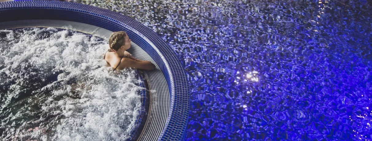 femme profitant d'un jacuzzi bain à remous à l'hôtel levi spa en laponie finlandaise