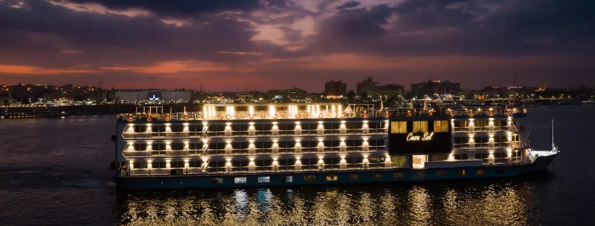 bateau croisière de nuit illuminé sur le Nil pour un combiné croisière louxor et caire