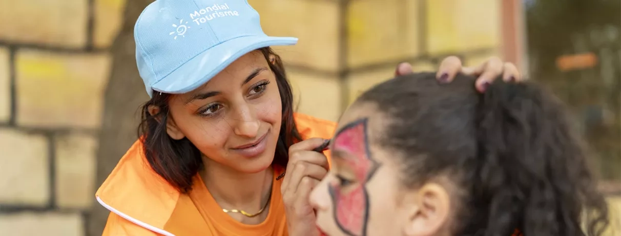 Une animatrice Mondi Club avec une jeune fille 
