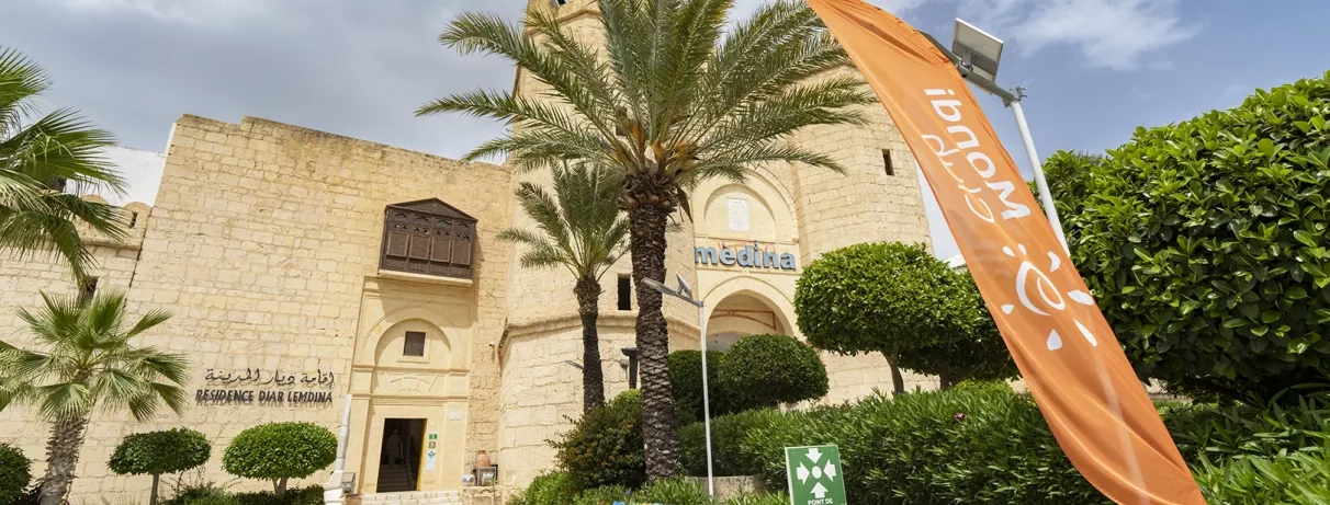 Image de l'hôtel avec le drapeau du Mondi Club 