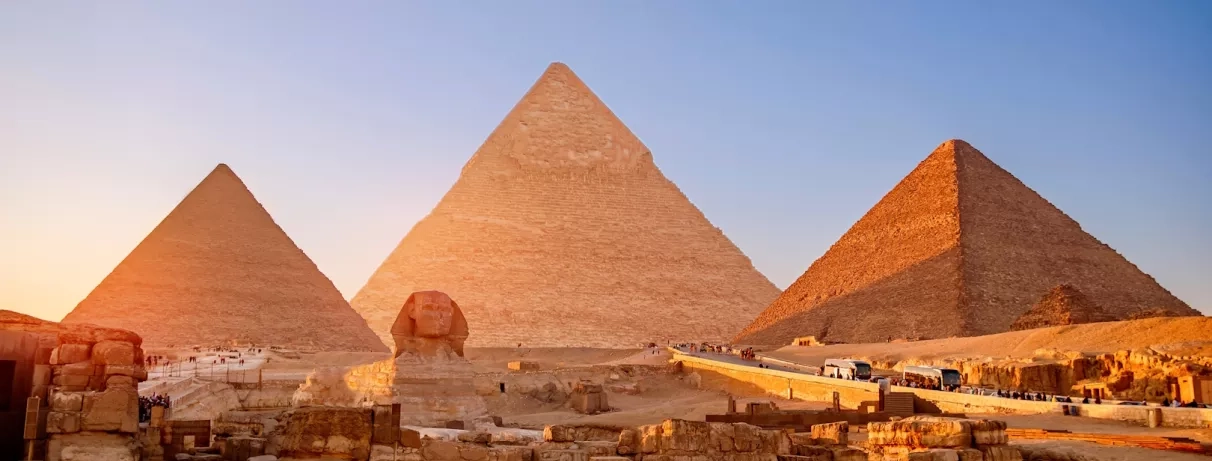 Coucher de soleil sur les pyramides de Gizeh, une expérience magique pour vos vacances famille.
