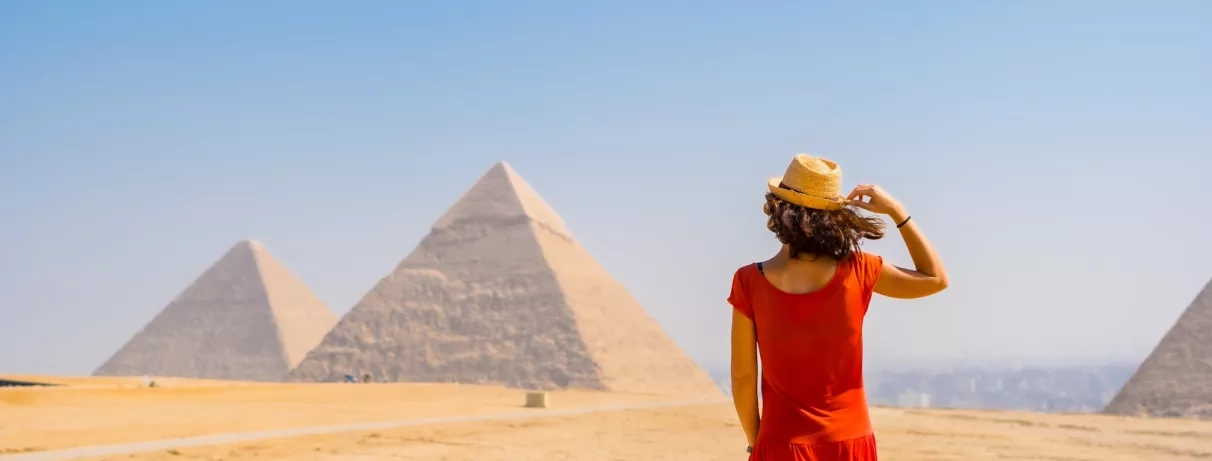 Femme contemplant les pyramides de gizeh en egypte lors d'un combiné pyramides mer rouge