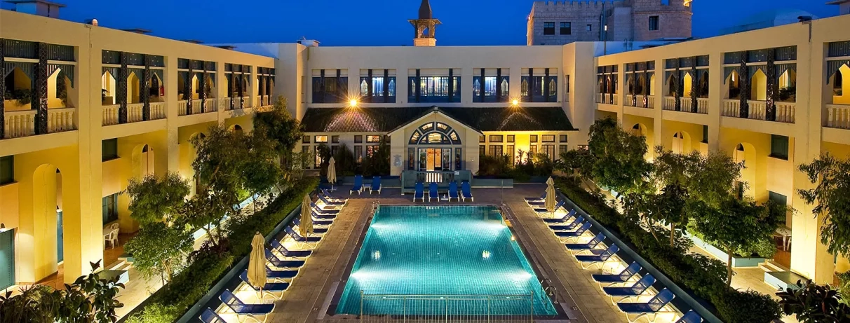 piscine extérieure éclairée de nuit