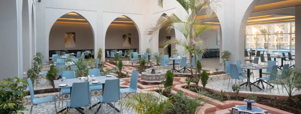grande salle à manger alcoves chaises tables bleues grises verdure plantes vertes