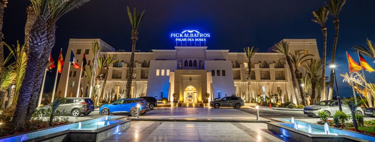 devanture pickalbatros hôtel façade extérieur de nuit palmiers et voitures