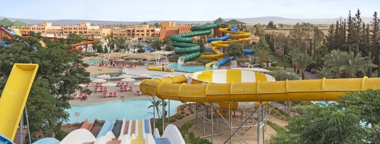 Vue panoramique de l'hôtel avec piscine et toboggans