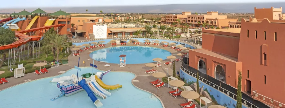 vue panoramique de la piscine avec transats et parasols