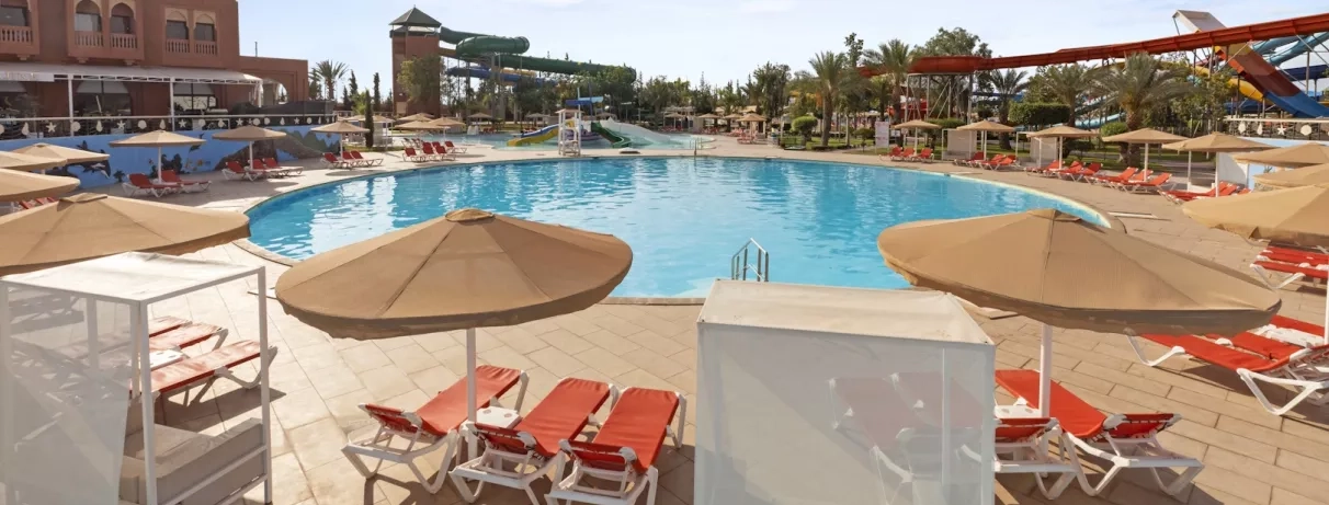 Vue de la piscine extérieur de l'hôtel 