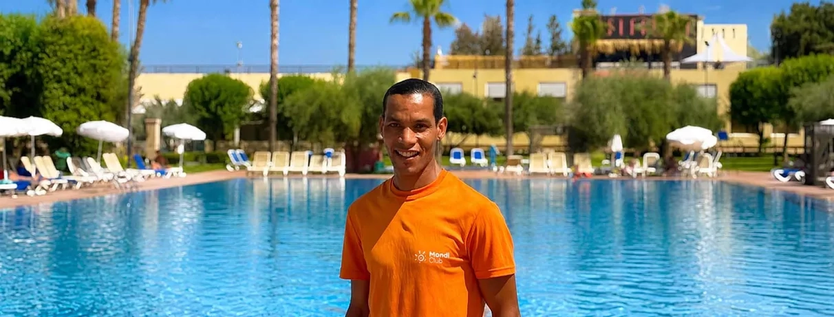 Animateur Mondi Club t shirt orange piscine bleue transate parasol