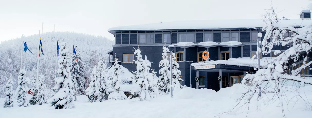 Hôtel Matarengi enneigé en Laponie suédoise, entouré de sapins recouverts de neige