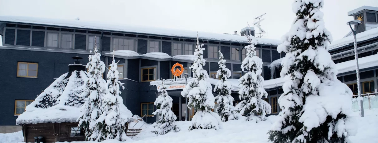 Hôtel Matarengi enneigé en Laponie suédoise, entouré de sapins recouverts de neige