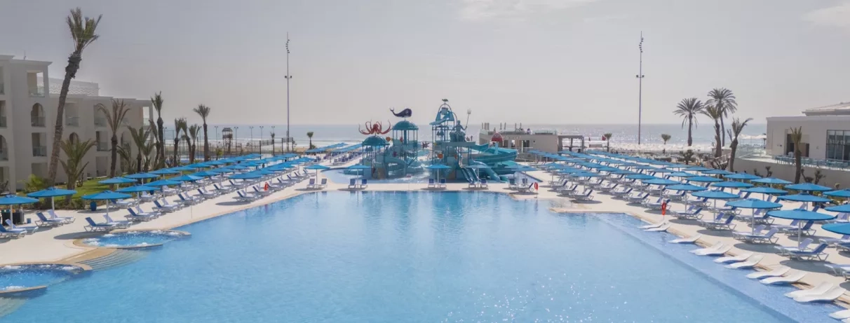 vue panoramique de la piscine avec transats et parasols