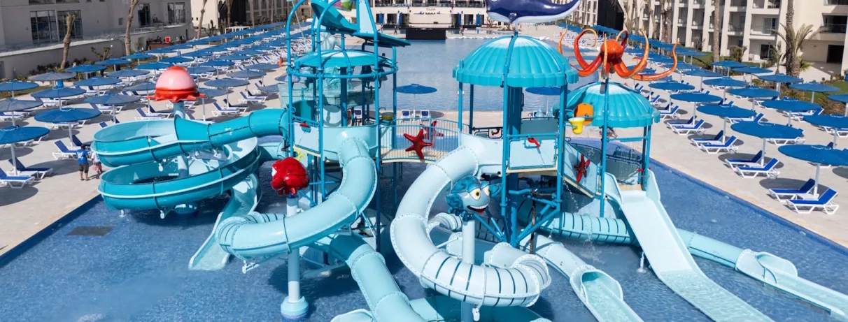 Piscine principale avec chaises longues et toboggans pour enfants