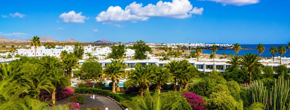 Une vue dégagée sur des bungalows nichés dans la verdure tropicale.