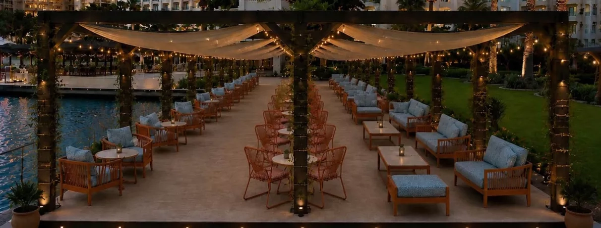 restaurant extérieur avec tables et chaises