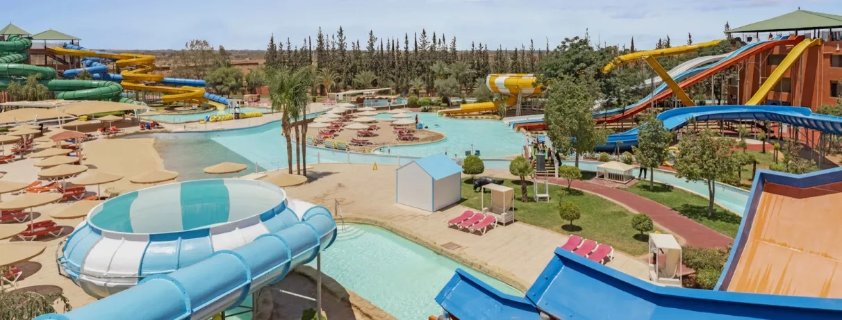 Vue sur les toboggans de l'hôtel avec les piscines 