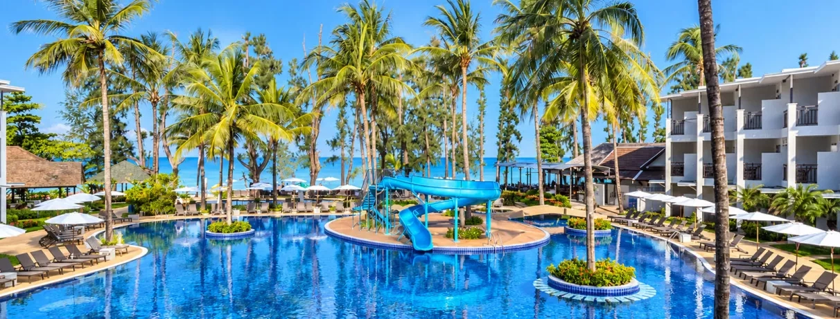Vue piscine ave immeuble et cocotiers