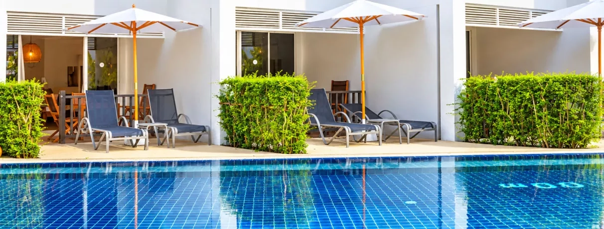 Chambres donnant sur la piscine