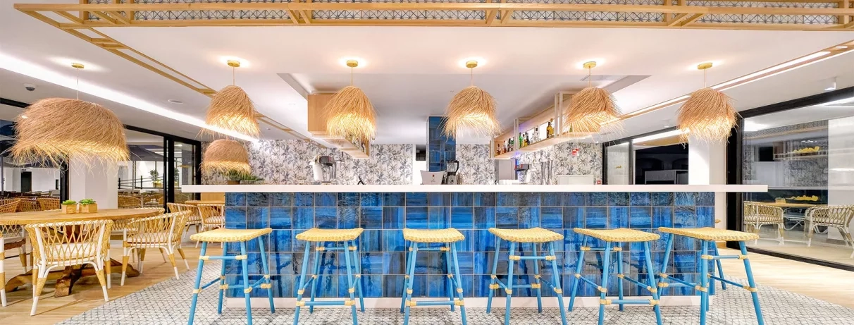 Un bar élégant au design contemporain, mettant en avant un comptoir bleu.
